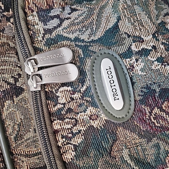 Protocol Vintage 1980's Floral Tapestry Luggage Weekender Bag & Carry On - Picture 14 of 14